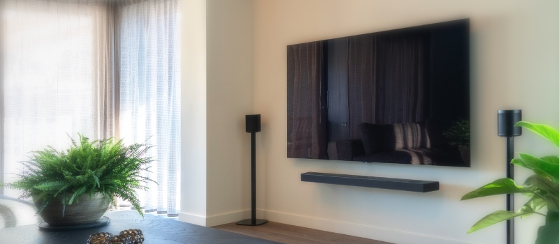 Television setup with and without a soundbar in a living room