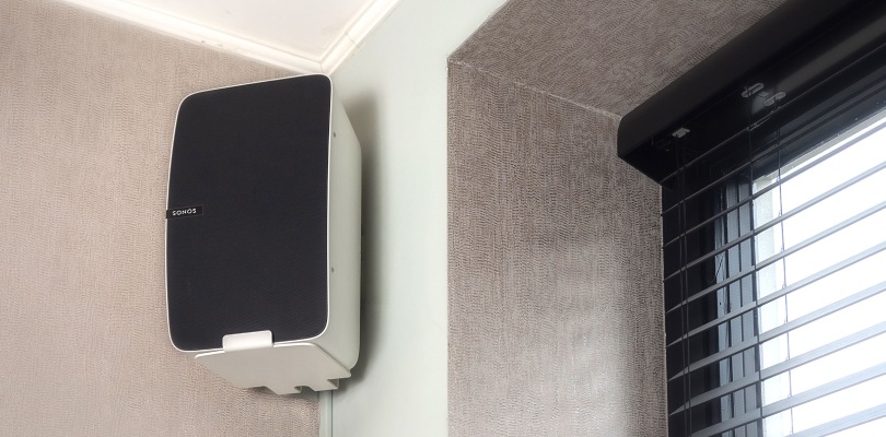 Want to set up your own home cinema? Don't forget Vebos speaker stands. A white speaker is mounted on the wall next to the window by means of a speaker bracket.