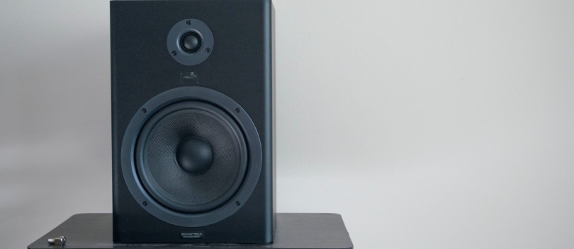 Looking to buy a speaker stand? Choosing the right material allows you to experience the best sound.